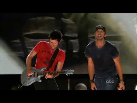 Luke Bryan - Country Girl  Shake It For Me (Live)