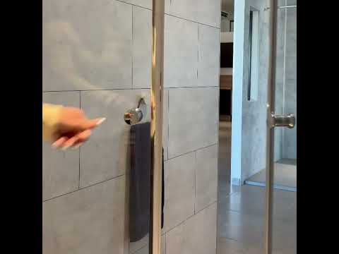 Vidéo: Porte de douche 120 cm PMR ouverture pivotante PACIFIC