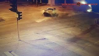 В Днепре на Яворницкого скорая столкнулась с Chevrolet и перевернулась: пострадал мужчина