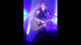 {90 seconds of} Kip Moore singing &quot;What Ya Got on Tonight&quot;