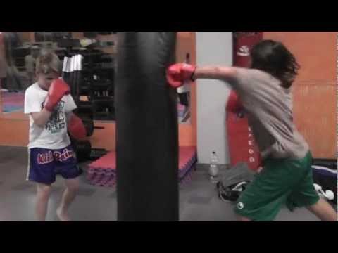 2012-10-24 Niklas und Domi, unsere Nachwuchsfighter am Sandsack im Sugambrer Fightclub