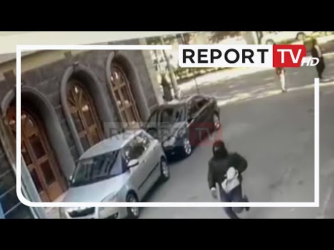 Report TV siguron videon, momenti kur një nga grabitësit vrapon me çantën me lek te rruga e Kavajës