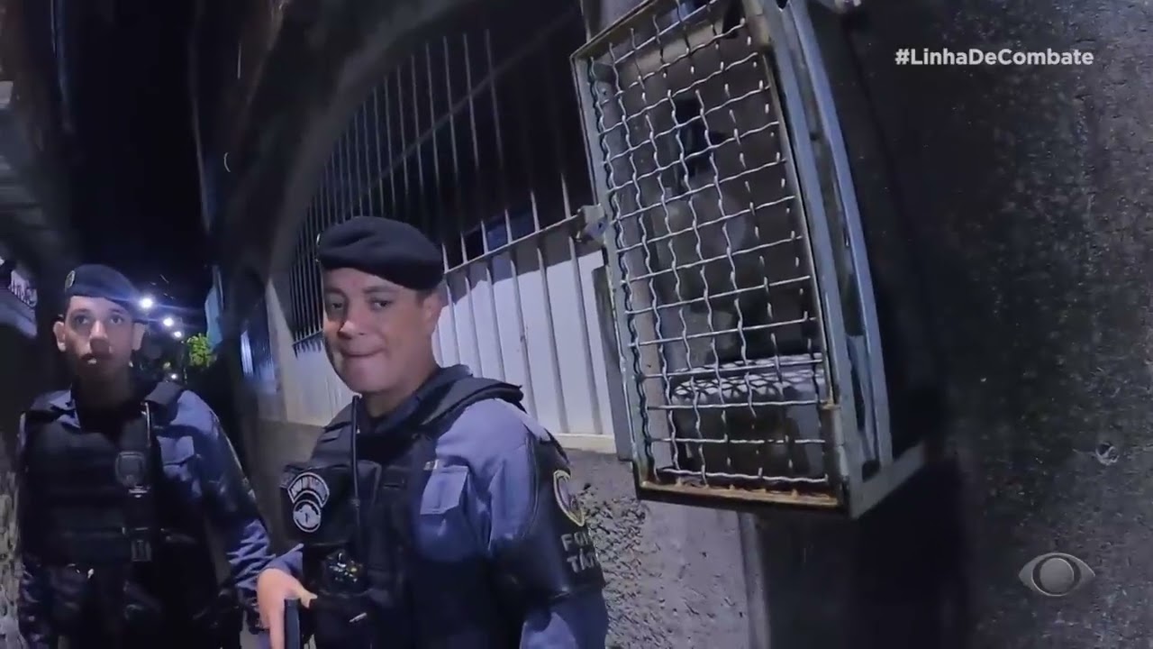 SUSPEITO ENTRA EM BARBEARIA COM ARMA NA CINTURA E TENTA SE ESCONDER DOS AGENTES