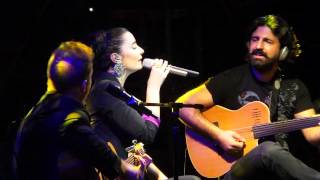 sıla-saki-izmir açık hava tiyatrosu