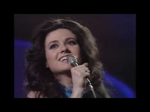 1974 Italy: Gigliola Cinquetti - Si (2nd at Eurovision Song Contest in Brighton) with SUBTITLES