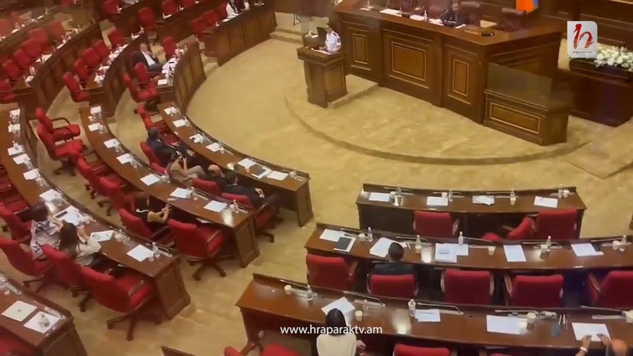 Գլխավոր դատախազը ելույթ է ունենում կիսադատարկ դահլիճում