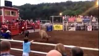 preview picture of video 'Crider's rodeo Bullfighter Jason Lackey'