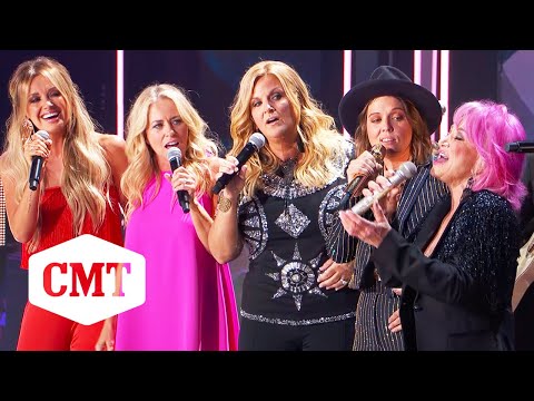 Tanya Tucker, Brandi Carlile & Trisha Yearwood Perform "Delta Dawn" at the 2019 CMT Music Awards 🤩
