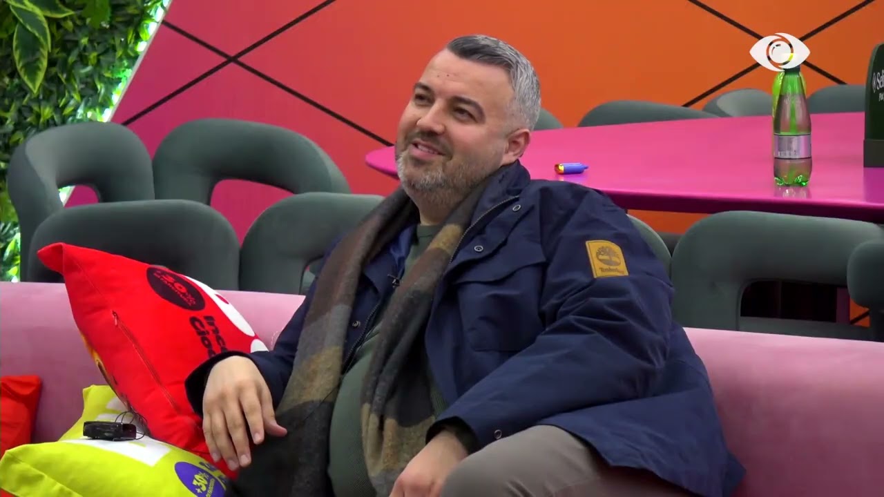 Unë vlej/ Artani improvizon 'emision debati' me të ftuar Rogertin