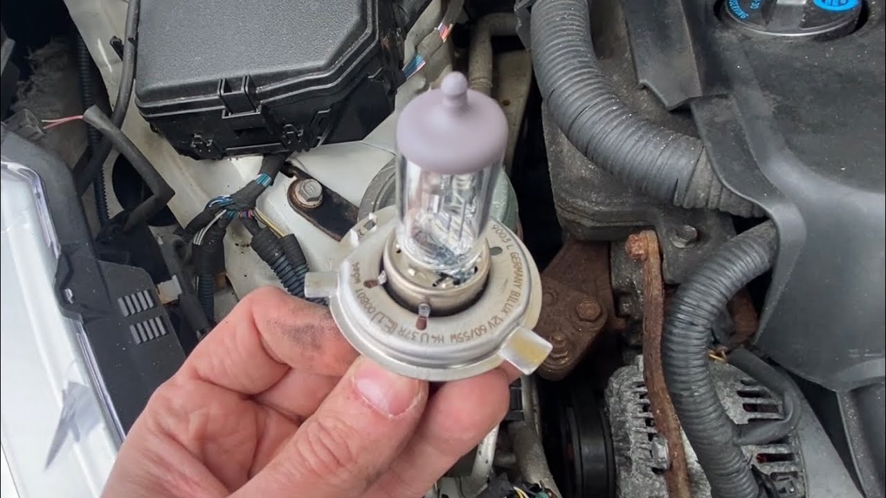 How to change replace headlight bulb in Toyota Yaris