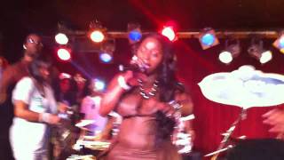 FOXY BROWN performs MAGNETIC at the BB KINGS on 07/25/2010
