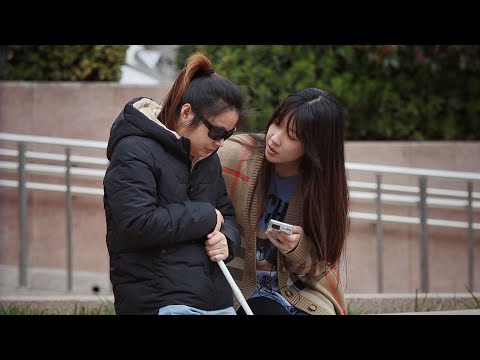 當看到盲人女孩坐在路邊哭泣，路過的出租車停了下來