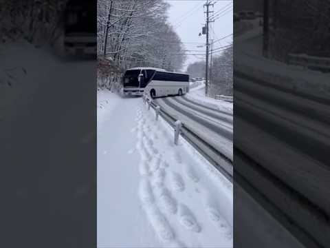 【衝撃】大型バスが雪道で制御不能に。こっちに来る！ Bus Sliding on Ice! Out of Control 🚌❄️