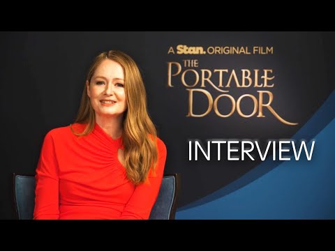 Thumbnail of the video: Miranda Otto talks The Portable Door 🚪🌎