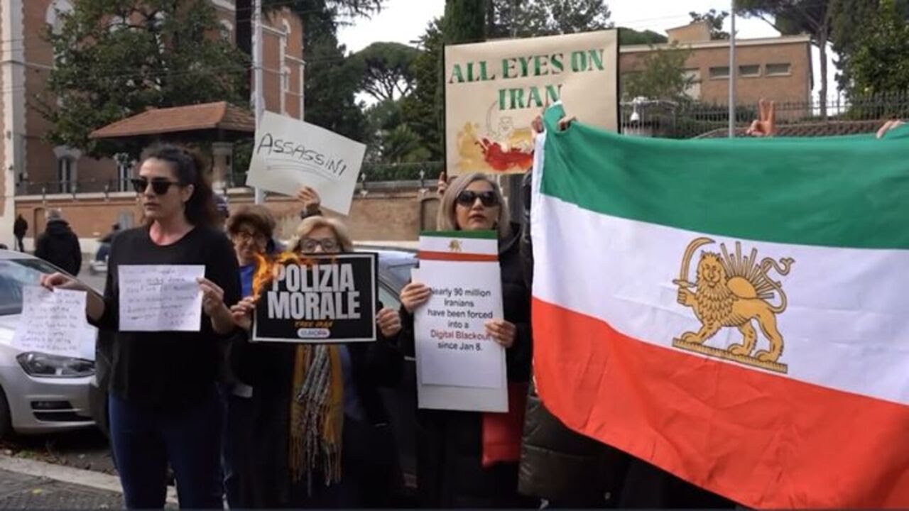 Roma, la protesta della comunita' iraniana davanti all'ambasciata