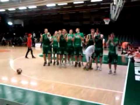 Södertälje Kings firar seger med klacken!