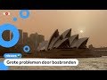 Boven Sydney hangt een deken van rook