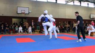 preview picture of video 'Taekwondo Osterturnier TG-Biberach Talha (rot) vs Steve (blau)'