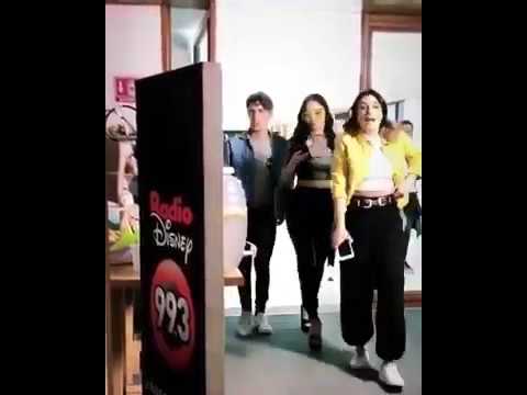 Elenco de Bia llegando a Radio Disney