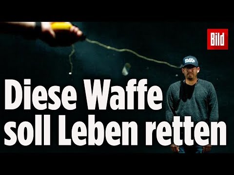 Polizisten testen neuartige Superhelden-Waffe