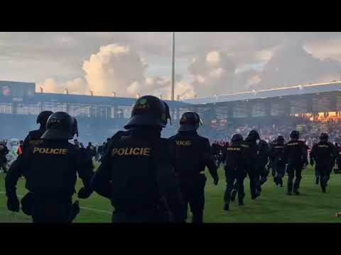 Dramatické finále MOL Cupu - bitka fanoušků Sparty a Viktoria Plzeň.