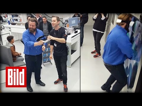 Antoine Monot Jr. aka Tech-Nik trifft Technik - Zusammenprall mit Videowand