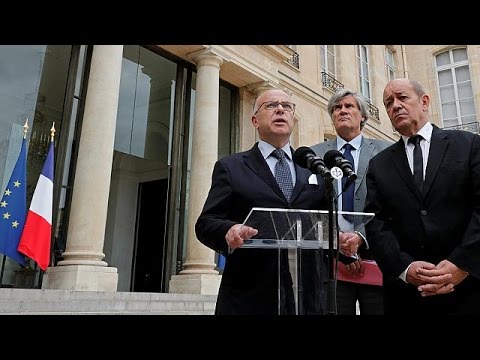 Fiori e candele a Saint-Etienne-du-Rouvray per padre Jacques, il prete ucciso in chiesa