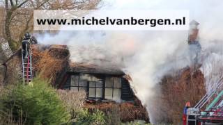 preview picture of video 'Grote brand in rietenkap woonboerderij Vriezekoop in Leimuiden'