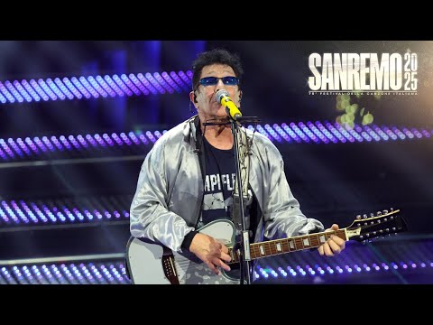 Sanremo 2025 - Edoardo Bennato canta "Sono solo canzonette" sul palco dell'Ariston