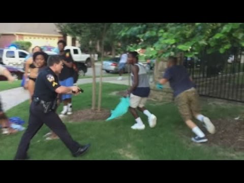 麥金尼警局泳池派對視頻的法律分析員。 (Legal analyst on McKinney PD pool party video)