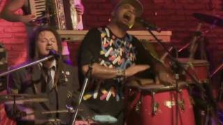 Karamelo Santo - Vivo en una isla (video oficial, DVD "El baile oficial") [HD]