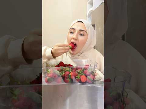 رناد عم تأكل ‏فراولة من دون غسل😱 شوفوا شو صار في🤯 #trending  #worldroro ￼