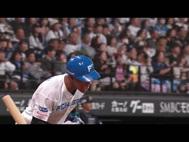 【2回裏】闘志燃えるガッツポーズ!! ファイターズ・万波中正 三遊間を破る先制のタイムリーヒット!! 2025年10月11日 北海道日本ハムファイターズ 対 オリックス・バファローズ
