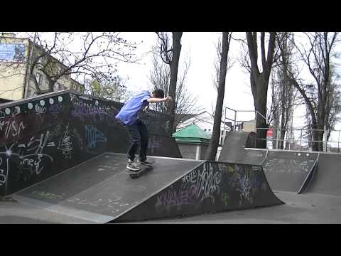 Jarosław skatepark - kickflip na banku.