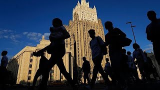 El número 2 de Lavrov recibe en Moscú a los enviados de Londres, París y Berlín  para hablar de paz