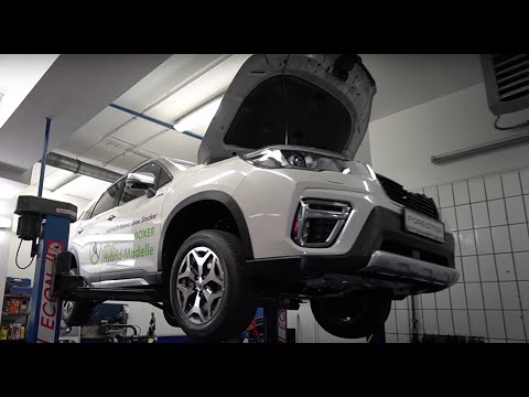TECHNIQUE EXPLAINED:Subaru Forester 2021 Hybrid. View under the vehicle:symmetrical all-wheel drive.