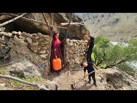 Nomadic Mountain Life: Crafting Shelter Under a 500-Ton Stone🏔️🪨