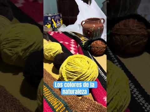 Estas hermanas de Algarrobo del águila hacen las lanas, le ponen color y luego las tejen…