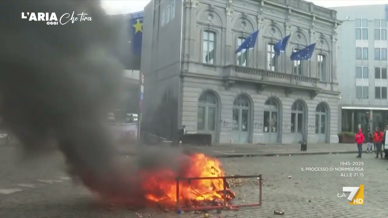 Proteste a Bruxelles, David Parenzo mostra le immagini del fuoco acceso: "È la parte più ...
