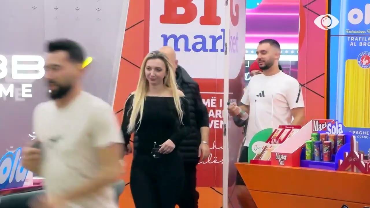 “Hëna vezullon, Korçën…”/ Banorët planifikojnë rrengun, Iliri i sheh fshehurazi nga dhoma e gjumit