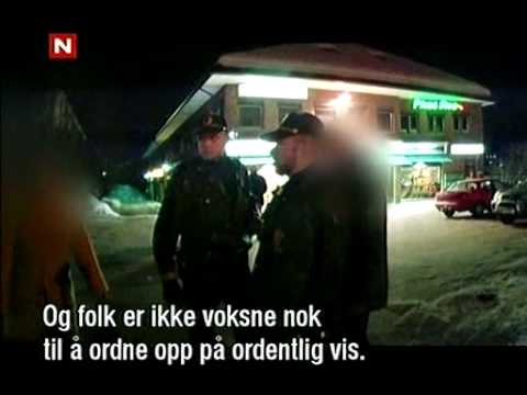Pølsekasting som ender i krangel på "Politiet" fra Sesong 1, Episode 10