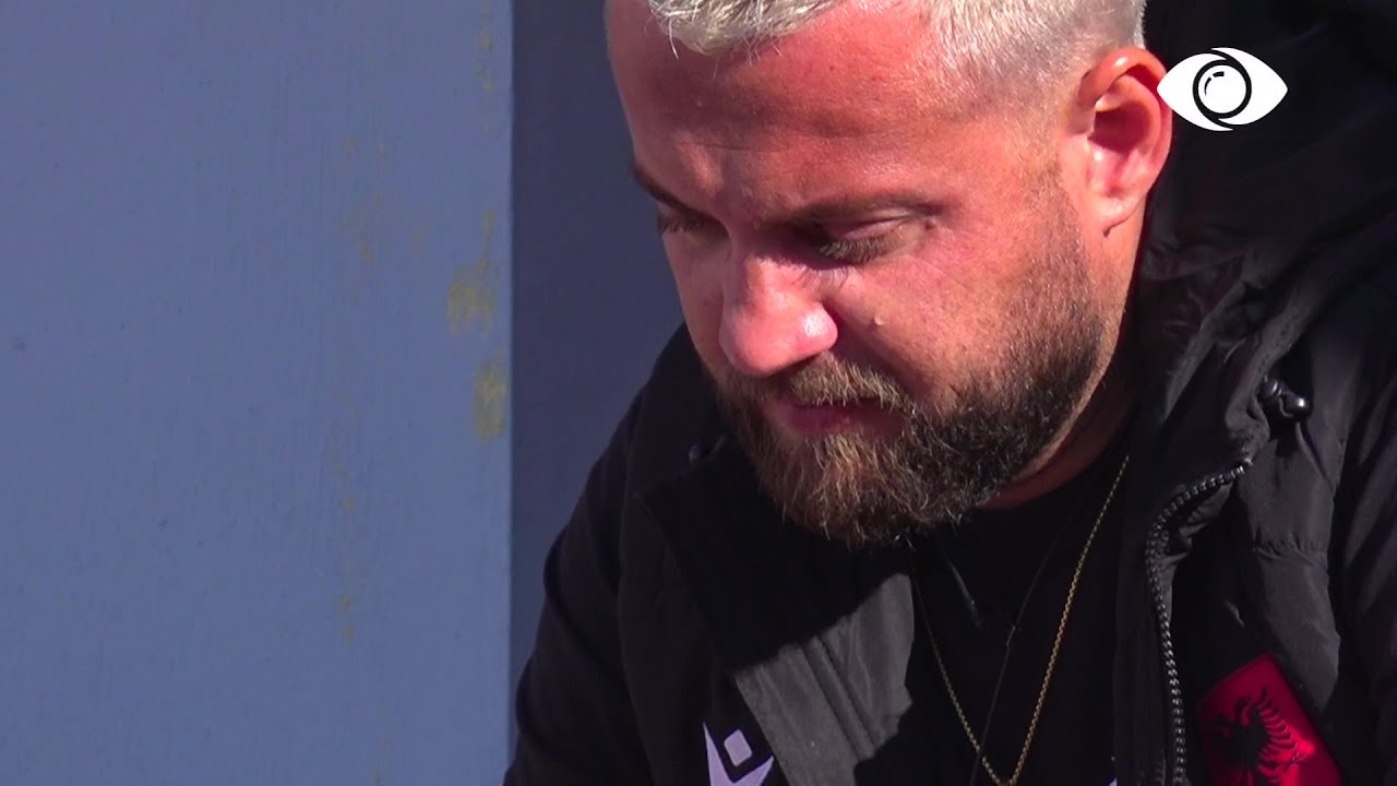 Luizi, vetëm në verandë, këndon dhe përlotet