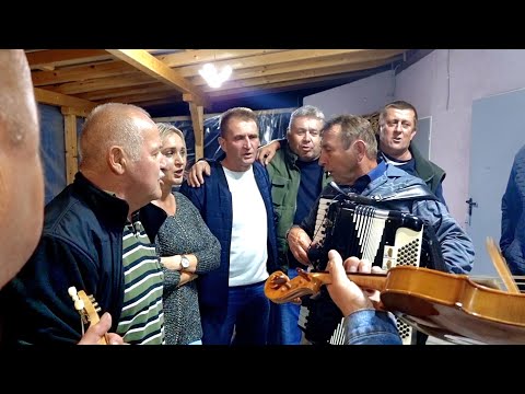 @NAD IZVOROM VRBA SE NADNELA-VESELI KORDUNAŠI-NI KIŠA NI HLADNOĆA IPAK DRUŽENJE KOD MENE U FURJANU.