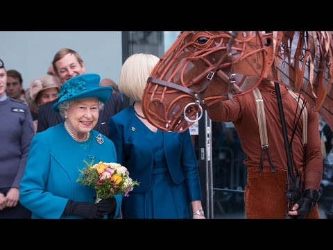 Queen opens new School of Veterinary Medicine at the University of Surrey