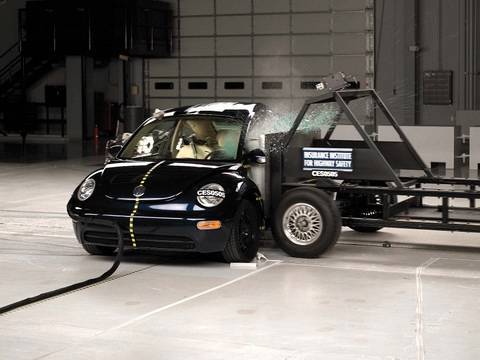 2005 Volkswagen New Beetle side IIHS crash test