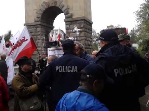 Interwencja policji podczas manifestacji pod pomnikiem armii czerwonej - Nowy Sącz 
