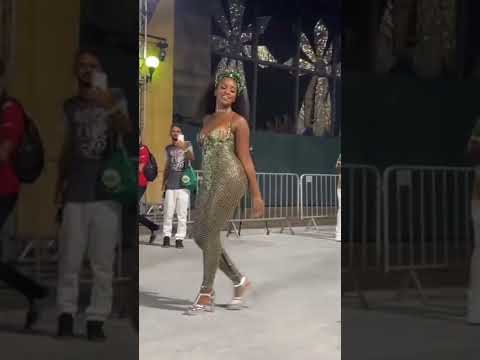 IZA samba como rainha de bateria da Imperatriz