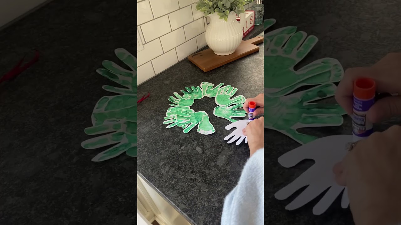 Simple Handprint Wreath Craft | Adorable Holiday Keepsake to do with your toddler this Christmas!