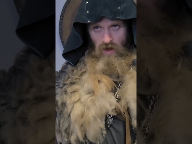 Vídeo relacionado con keland Capa de terciopelo renacentista con cuello de piel vikinga para mujer, disfraz de Halloween (beige)