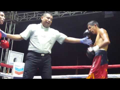 Ramiro Blanco ante Aramis Solís, en el tercer y último round